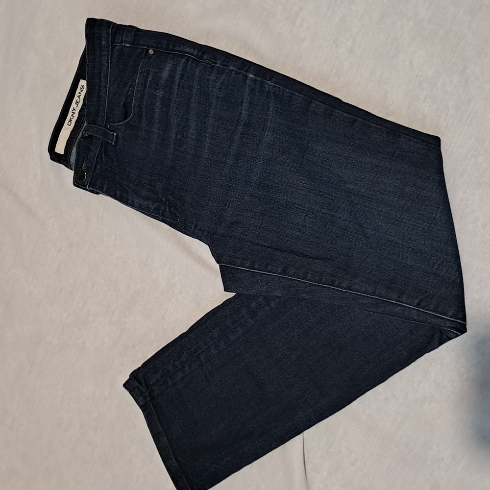 DKNY Straight Leg Jeans Size 6. Dark Wash.